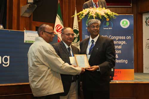 Prof. Dr. Subhash Madhawrao Taley (India) receiving WatSave Innovative Water Management Award 2011