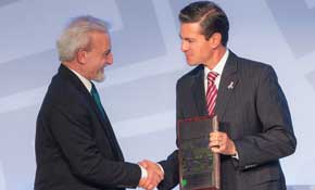 President Dr. Nairizi presenting HIS Citation Plaque to HE Enrique Peña Nieto 